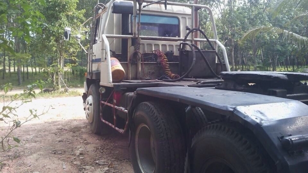 ขายดาวน์รถบรรทุก 10 ล้อหัวลาก MITSUBISHI FN527M-TG1270 220 แรงม้า ขายดาวน์ 180000