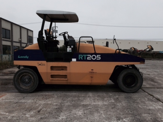 รถบด HITACHI  RT205 หรือ DYNAPAC CP205 กำลังถึงไทยเร็วๆนี้  ใครสนใจติดต่อมาได้เลยครับ