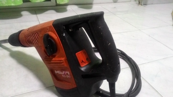 เครื่องสว่านเจาะคอนกรีต และ สกัดคอนกรีต ฮิลติ สภาพพร้อมทำงานครับ