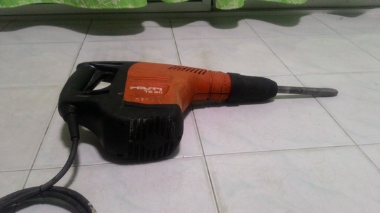 เครื่องสว่านเจาะคอนกรีต และ สกัดคอนกรีต ฮิลติ สภาพพร้อมทำงานครับ