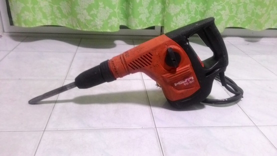 เครื่องสว่านเจาะคอนกรีต และ สกัดคอนกรีต ฮิลติ สภาพพร้อมทำงานครับ