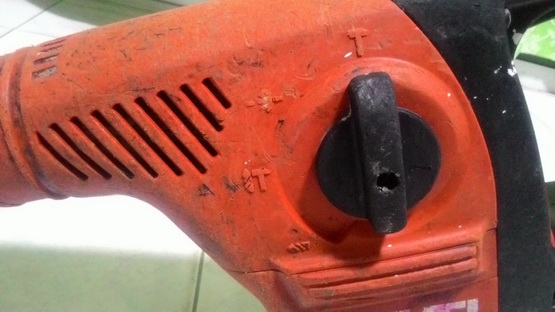 เครื่องสว่านเจาะคอนกรีต และ สกัดคอนกรีต ฮิลติ สภาพพร้อมทำงานครับ