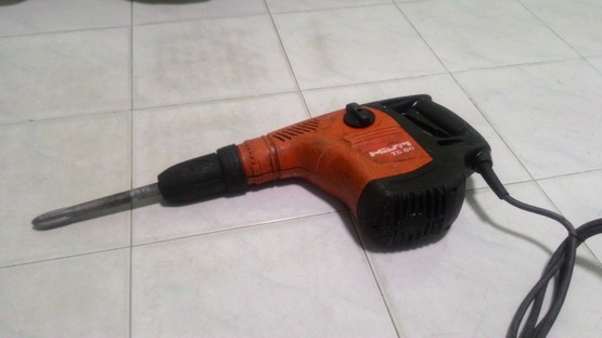 เครื่องสว่านเจาะคอนกรีต และ สกัดคอนกรีต ฮิลติ สภาพพร้อมทำงานครับ