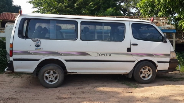 ขายรถตู้TOYOTA ปี36 2.5ดีเซล เครื่องเดิม เบาะครบ สภาพพร้อมวิ่งใช้งาน เอกสารเล่มทะเบียนพร้อมชุดโอน