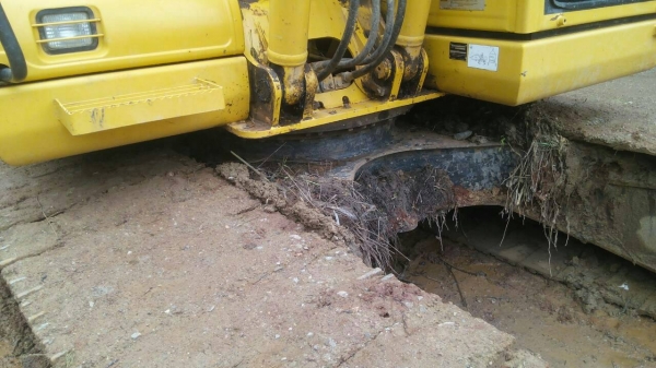 ขายรถแบคโฮ KOMATSU PC130-8 4337 ชม.ขายดาวน์ 400000