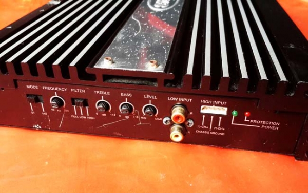 ขายยกชุด หรือแยกก็ได้ครับ  1.ซับ 10" สภาพสวยๆ 1 คู่ ราคา 1,000 บาท 2.POWER 4CH 1000 W ราคา 1,000 บาท 3.POWER ขับซับ ราคา 1,000 บาท  ดูของถนนราชดำเนิน  0896878976 โอ๋  id line : charnpreecha