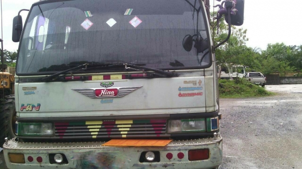 รถฮีโน่ 10 ล้อ  รั้ว ( ไม่ดั้ม )  FM3H  195 แรงม้า. ปี 38. ( ขาย แม่ , ลูก. )      สนใจติดต่อ  081 - 6079515