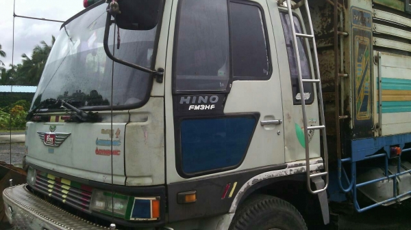 รถฮีโน่ 10 ล้อ  รั้ว ( ไม่ดั้ม )  FM3H  195 แรงม้า. ปี 38. ( ขาย แม่ , ลูก. )      สนใจติดต่อ  081 - 6079515