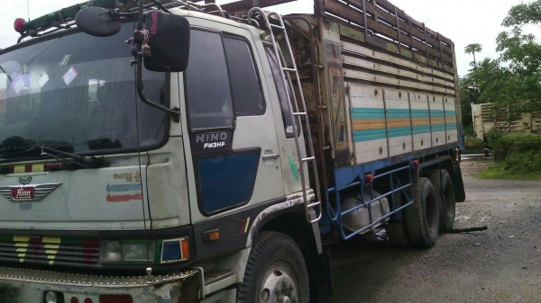 รถฮีโน่ 10 ล้อ  รั้ว ( ไม่ดั้ม )  FM3H  195 แรงม้า. ปี 38. ( ขาย แม่ , ลูก. )      สนใจติดต่อ  081 - 6079515