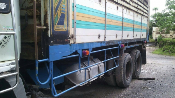 รถฮีโน่ 10 ล้อ  รั้ว ( ไม่ดั้ม )  FM3H  195 แรงม้า. ปี 38. ( ขาย แม่ , ลูก. )      สนใจติดต่อ  081 - 6079515