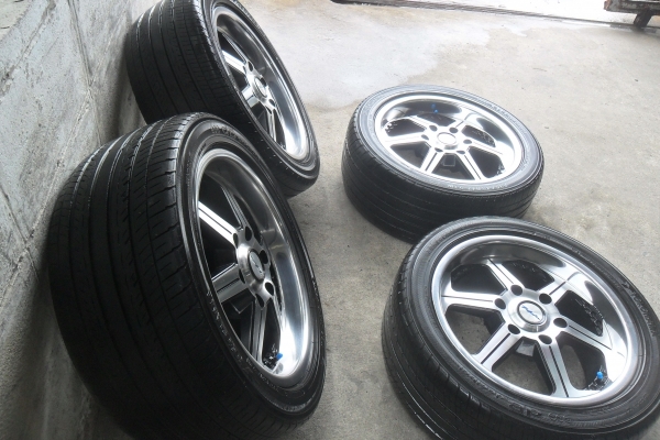 ล้อแม็ก 17นิ้ว 6รู พร้อมยาง สวยใสไร้ริ้วรอย 4 ล้อ ราคา 7900 บาท