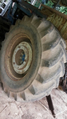 ขายรถไถเพลาเดียว FORD 6600 เครื่อง T5 สวยเดิมเก่าเก็บ สนใจโทร 081-970-1072