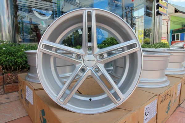 ขายล้อ VOSSEN CV5 ขอบ18X8 วงละ 5,500 บาท
