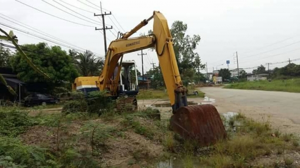 ขายรถแบคโฮ KOMATSU PC200-3 ราคา 420000