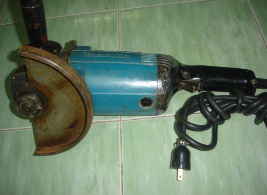 ขายเครื่องเจียรไฟฟ้า ยี่ห้อ makita รุ่น 9607NB ขนาด 7" 1800 วัตต์