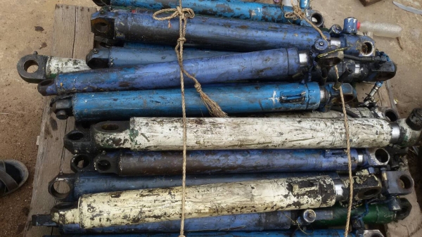 ต้องการขายกระบอกไฮโดรลิคทางเดียว อันละ 1,500 บาท ต้องการขายกระบอกไฮโดรลิคทางเดียว อันละ 1,500 บาท