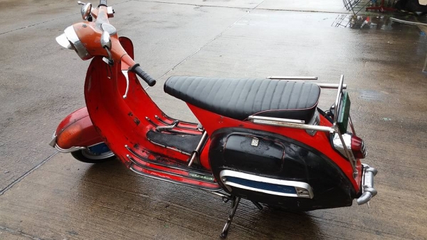 ขาย vespa sprint 150 อิตาลี สวยๆ พื้นไม่ผุ สีไม่ดีครับ เครื่องแรงเลยครับ เครื่อง px หลีดวาว 5 pot แรงๆครับ แต่เลขดันเป็น sprint เครื่องแรงดีครับพร้อมขับกลับได้เลยครับ ราคา 29,500 บาทครับ สนใจติดต่อได้ครับ 0826336557 โป้งครับ รถอยู่รังสิตครับ รับเทรินทุกรุ