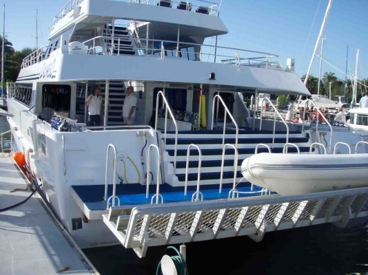 เรืออลูมิเนียม ขนาดใหญ่