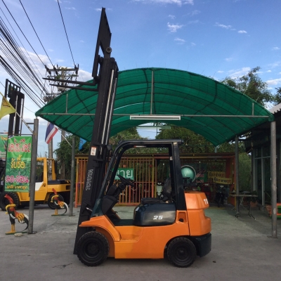 ฟอล์คลิฟต์ โตโยต้า รุ่น 7 เบนซิลติดตั้งแก็ส เสา 3 เมตร 2.5 ตัน