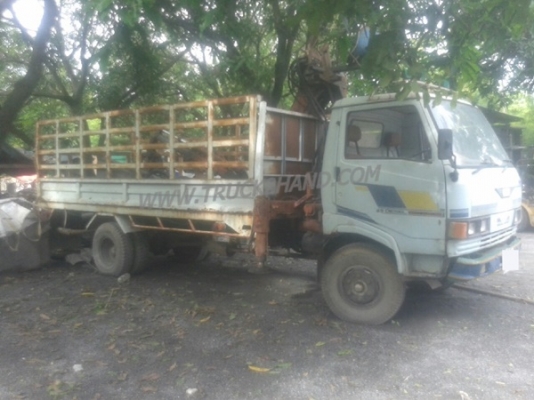 รถบรรทุก 6 ล้อติดเครน HINO เครนพับ ยืดได้ 2 ชัก 3 ปลอก ขนาด 1 ตัน ยี่ห้อ HMF