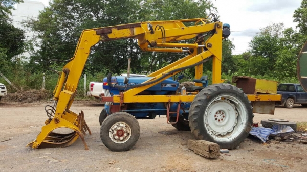 ขายตามสภาพรถไถฟอร์ด 5500 เครื่อง T3 ติดคีบอ้อย ไม่มีทะเบียน อะไหล่ขาดปั้มไฮดรอริค กับไดสตาร์ท ราคาต่อรองได้นิดหน่อยครับ