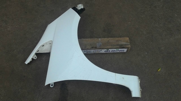 แก้มบังโคลนหน้า Jazz ของแท้ถอดสีขาว สีใช้ได้เลย