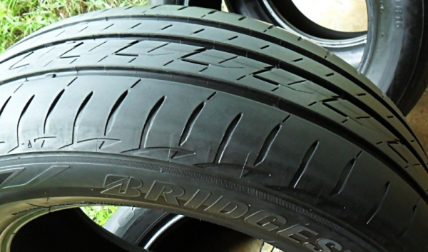 ยางปี14 ขอบ16 บริดสโตน215-60-R16 ลงพื้นปลายปี14 (4เส้น3,600บ)