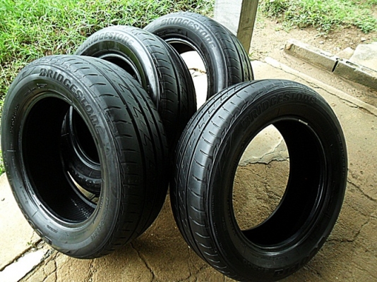 ยางปี14 ขอบ16 บริดสโตน215-60-R16 ลงพื้นปลายปี14 (4เส้น3,600บ)