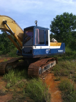 ขายรถแบคโฮ KOMATSU PC200-3 คอลโทรลสั้น มีหัวคีปไม้กับบุ้งกี๋ ราคา 450000