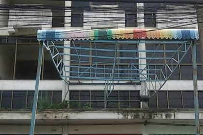 ตึกพานิชย์ แถวมันบุรี