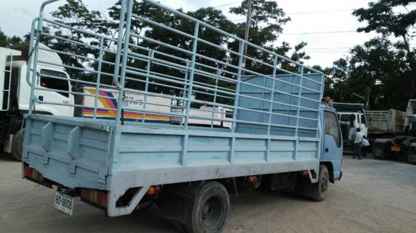 ขายรถบรรทุก 6 ล้อรั้ว ISUZU NPR 120 แรงม้าฝาขาว กระบะยาว 5 เมตร ราคา 340000