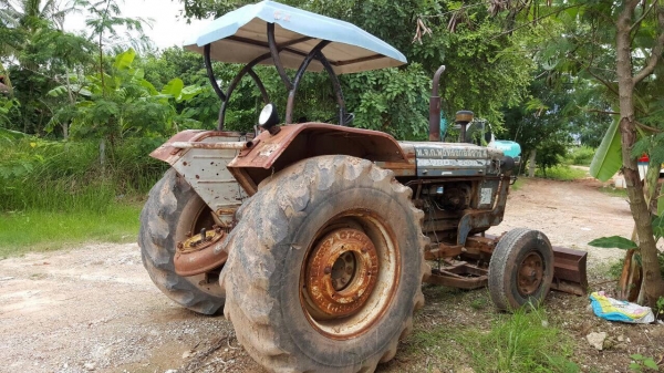 ขายรถไถฟอร์ด 5500 เครื่อง T3 เอกสารเล่มทะเบียนครบ รถใช้งานอยู่ทุกวัน อุปกรณ์มีผานดันหน้า และผาน 3 ราคาต่อรองได้ครับ