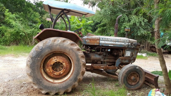 ขายรถไถฟอร์ด 5500 เครื่อง T3 เอกสารเล่มทะเบียนครบ รถใช้งานอยู่ทุกวัน อุปกรณ์มีผานดันหน้า และผาน 3 ราคาต่อรองได้ครับ