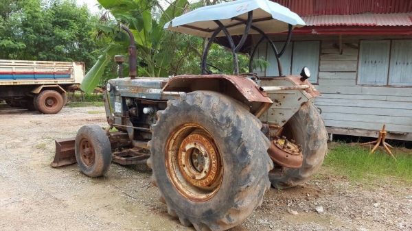 ขายรถไถฟอร์ด 5500 เครื่อง T3 เอกสารเล่มทะเบียนครบ รถใช้งานอยู่ทุกวัน อุปกรณ์มีผานดันหน้า และผาน 3 ราคาต่อรองได้ครับ