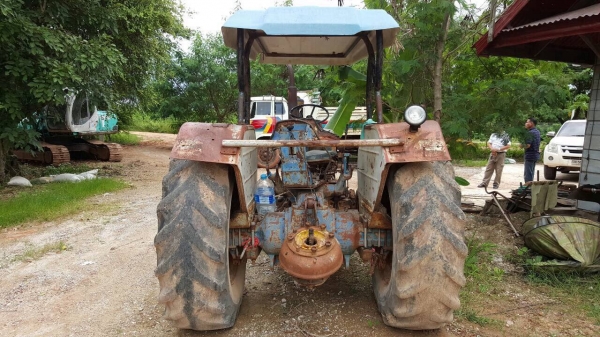 ขายรถไถฟอร์ด 5500 เครื่อง T3 เอกสารเล่มทะเบียนครบ รถใช้งานอยู่ทุกวัน อุปกรณ์มีผานดันหน้า และผาน 3 ราคาต่อรองได้ครับ