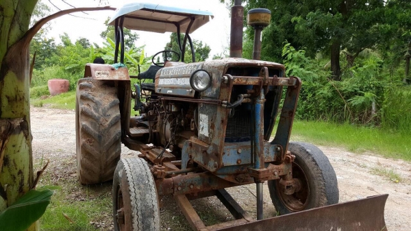 ขายรถไถฟอร์ด 5500 เครื่อง T3 เอกสารเล่มทะเบียนครบ รถใช้งานอยู่ทุกวัน อุปกรณ์มีผานดันหน้า และผาน 3 ราคาต่อรองได้ครับ