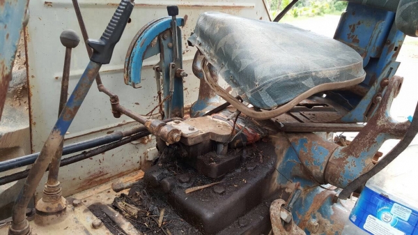 ขายรถไถฟอร์ด 5500 เครื่อง T3 เอกสารเล่มทะเบียนครบ รถใช้งานอยู่ทุกวัน อุปกรณ์มีผานดันหน้า และผาน 3 ราคาต่อรองได้ครับ