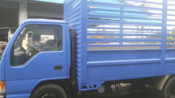 รถอีซูซู 6 ล้อ รั้ว NKR 130 แรงม้า. ปี 44   สนใจติดต่อ  081 - 6079515