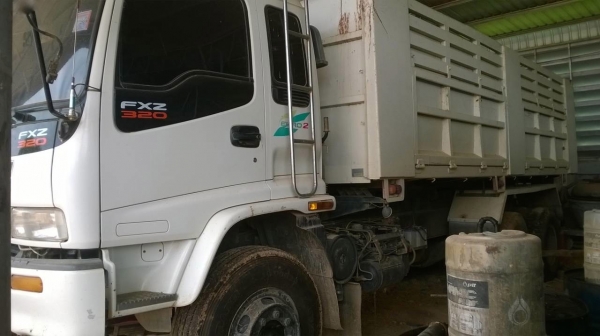 รถอีซุซุ 10 ล้อดั้ม FXZ 270 แรงม้า ปี 47.  ( รถวิ่ง 1xx,xxx กว่า กม. )     สนใจติดต่อ  081 - 6079515