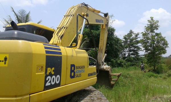 ขายดาวน์ komatsu PC200-7 ไมล์ชม.6,000 สภาพสวยมากค่ะ ขายดาวน์ komatsu PC200-7 ไมล์ชม.6,000 สภาพสวยมากค่ะ