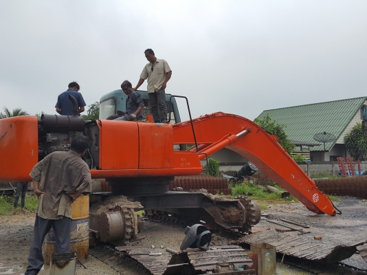 ขายอะใหล่ HITACHI EX200-2 ตัดแล้วครับ