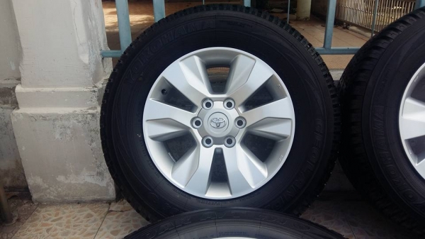 ขายล้อแม็กป้ายแดง revo 17"พร้อมยางปี15 สนใจติดต่อเล็กคลองสามครับ 081-3747940