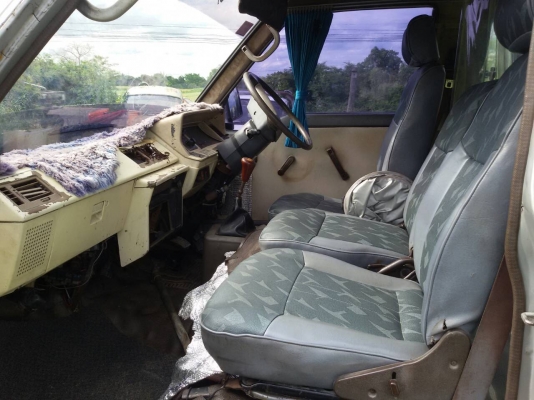 Toyota hiaec เครื่อง2l ดีเซล ปี1989 สีบรอนซ์เงิน ยางคู่หน้าพึ่งเปลี่ยนใหม่ไม่ถึง4 เดือน มีแอร์ด้านหน้า