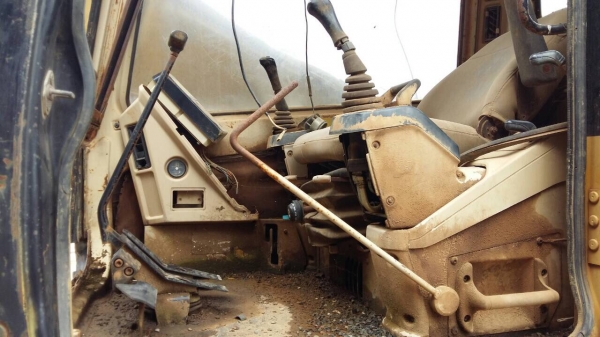 รถขุดCAT 320 V2...ตัวเดินเสีย1ข้าง รถสภาพสวย แห้ง โซ่ใหม่