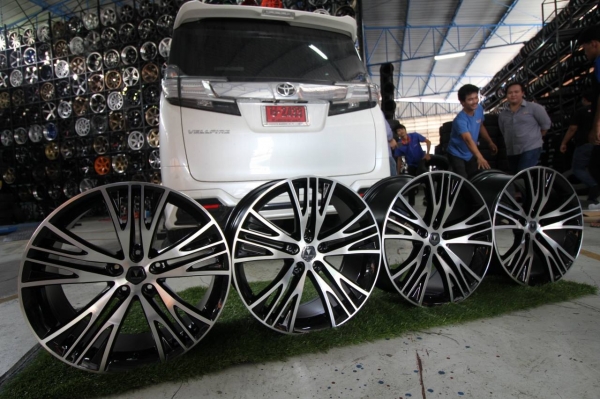 ล้อ MODELLISTA ขอบ19 นิ้ว 5H114.3 วงละ 9,500 บาท