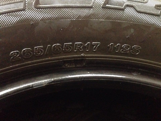 ขายถูกๆๆยาง Bridgestone 265/65 R17  ปี 10  ดอกดีใช้ได้อีกนาน  ยางเก่าเก็บ  มีปะ 1 เส้น