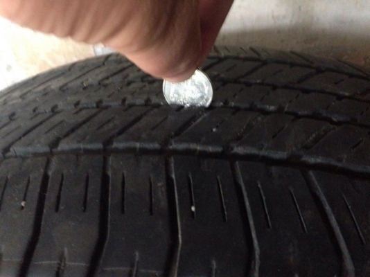 ขายถูกๆๆยาง Bridgestone 265/65 R17  ปี 10  ดอกดีใช้ได้อีกนาน  ยางเก่าเก็บ  มีปะ 1 เส้น