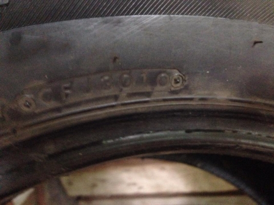 ขายถูกๆๆยาง Bridgestone 265/65 R17  ปี 10  ดอกดีใช้ได้อีกนาน  ยางเก่าเก็บ  มีปะ 1 เส้น