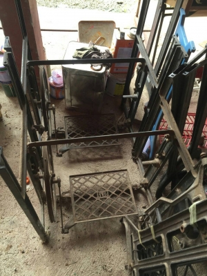 ขาจักรเหล็กหล่อเหล็กปั้มเป็นขาจักรเก่าสภาพเดิมๆไม่มีผุ ของซิงเกอร์ฟิลลิป และยี่ห้ออื่นได้ครับ  มีหลายตัวครับ  ราคานี้คุ้มมากครับ