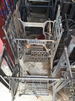 ขาจักรเหล็กหล่อเหล็กปั้มเป็นขาจักรเก่าสภาพเดิมๆไม่มีผุ ของซิงเกอร์ฟิลลิป และยี่ห้ออื่นได้ครับ  มีหลายตัวครับ  ราคานี้คุ้มมากครับ